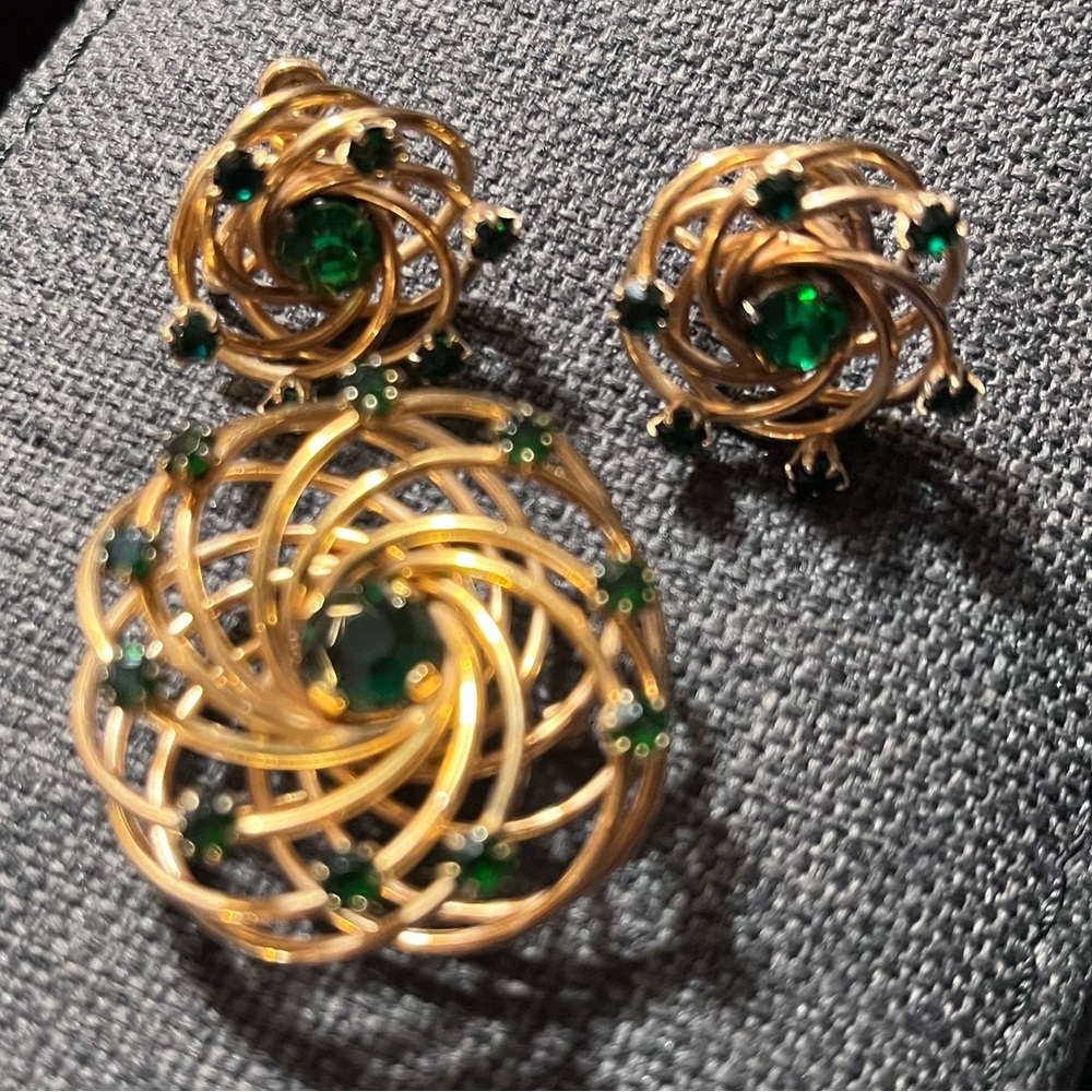 Vintage Charles Reis Gold & Green Brooch and Earring Set - Picture 12 of 17